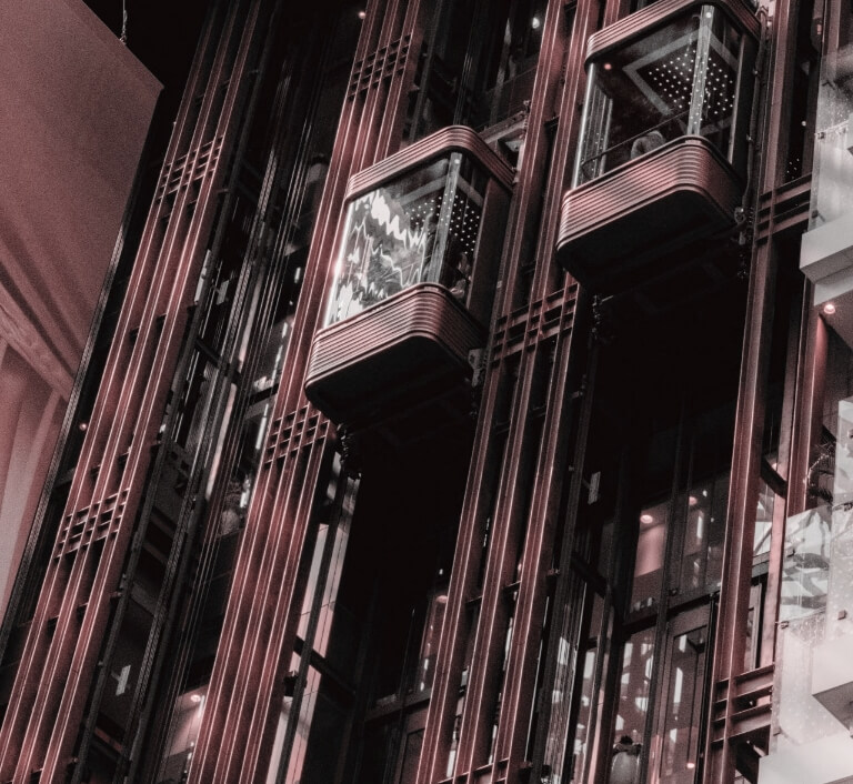 Moderner Aufzuege in einem Gebaeude.