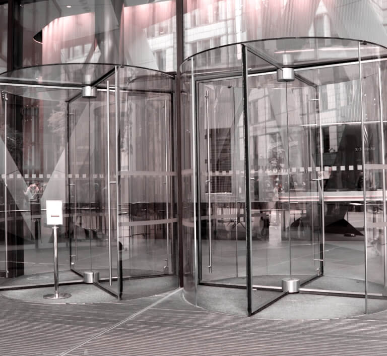 Rotierende Automatiktueren in einem Gebaeudekomplex.