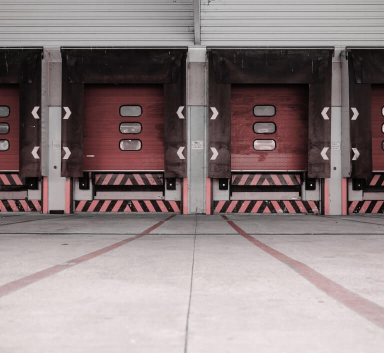 Große Industrietore zu einer Lagerhalle.